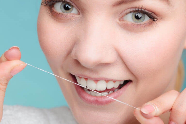 Floss Before or After Brushing